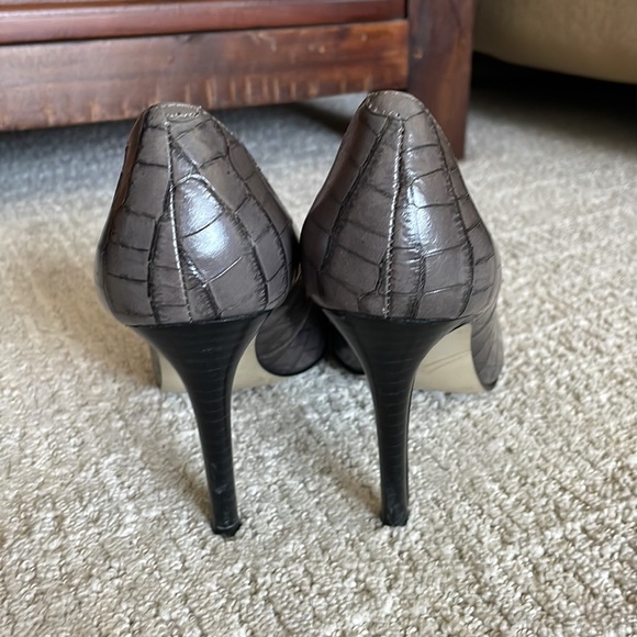Enzo Angiolini Grey Peep Toe Heels, Alligator Leather, Gray Heels, size 6.5 - Picture 4 of 9